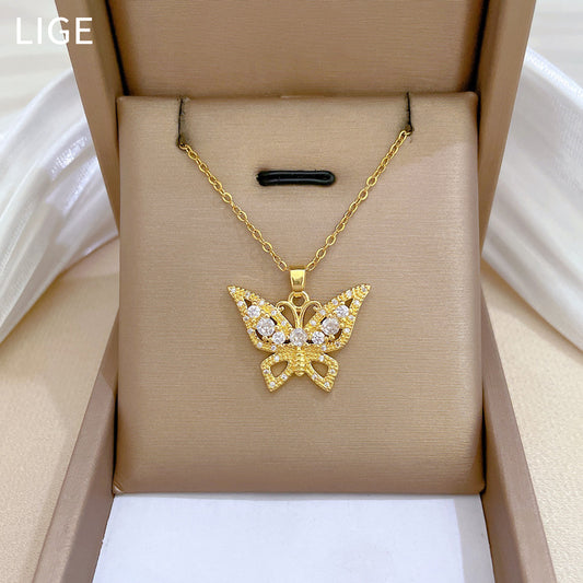 Collana con ciondolo a farfalla minimalista per donna e uomo con design traforato, catena in acciaio al titanio, intarsio di strass, elegante collana clavicola