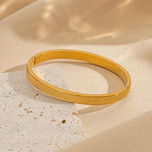 Pulsera de mujer de titanio y acero minimalista con acabado mate, chapado en oro de 18 quilates, diseño geométrico ovalado, hipoalergénica y resistente al deslustre