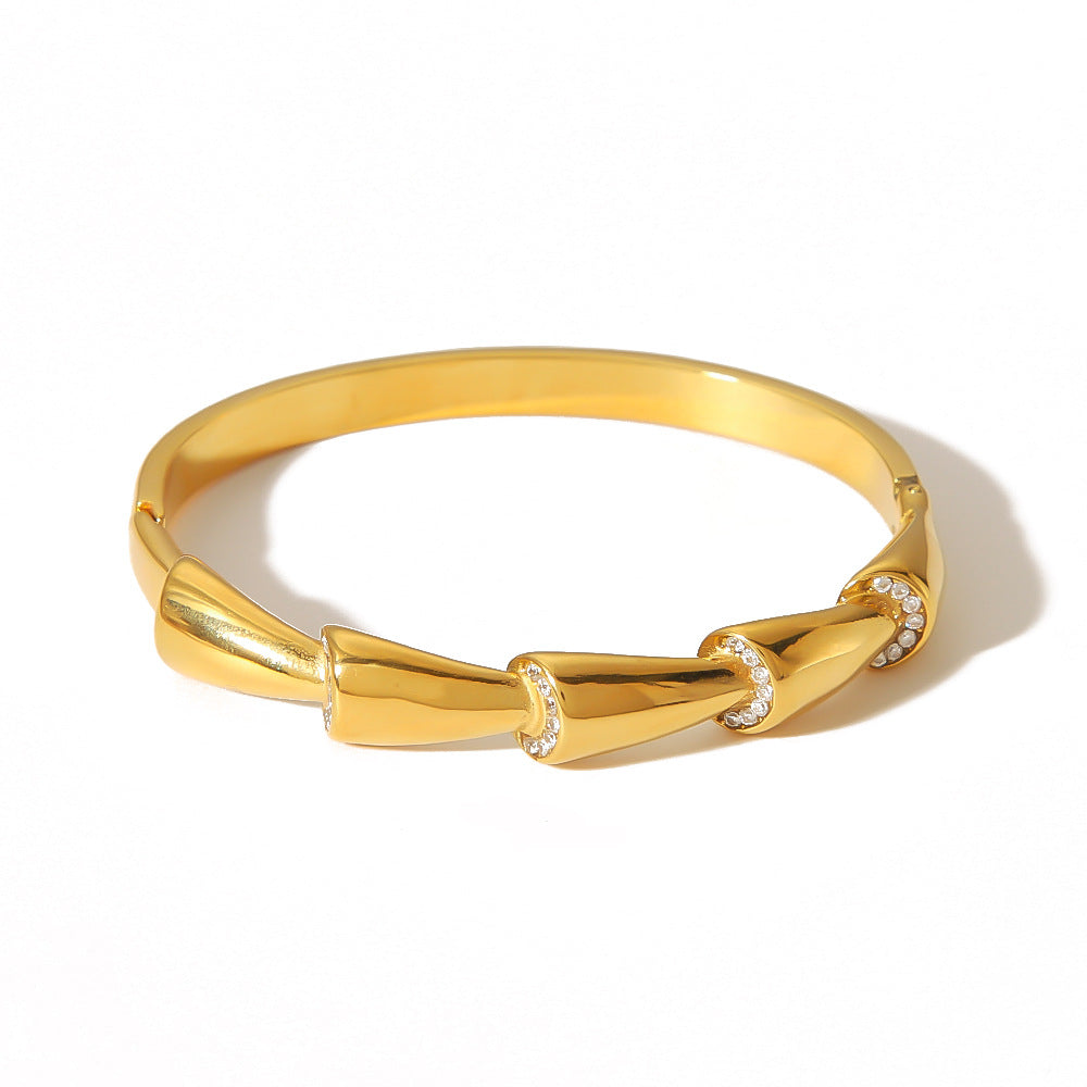 Bracciale da donna in bambù asimmetrico con intarsi di strass e design in acciaio al titanio con finitura placcata