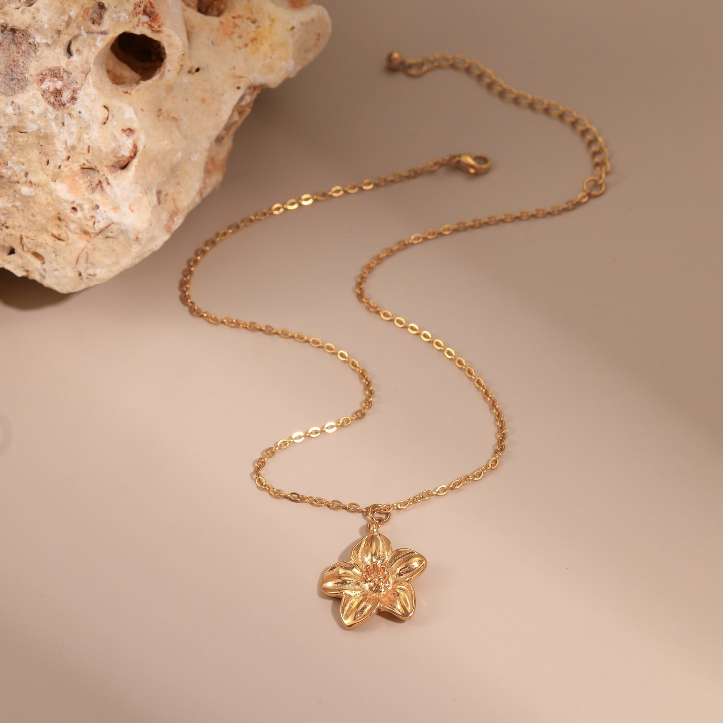Elegante collar de acero inoxidable con diseño floral y geométrico, y acabado chapado para mujer