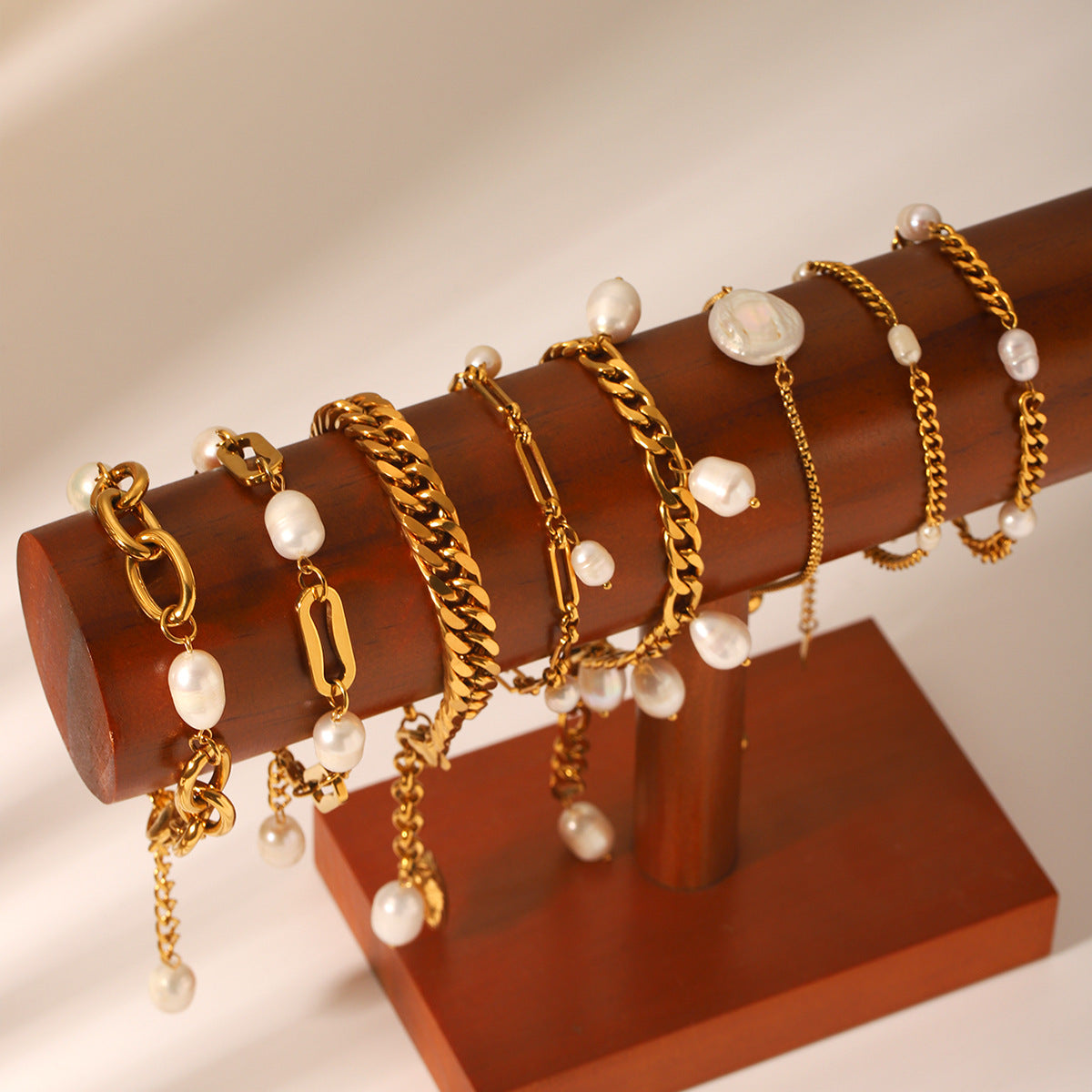 Elegante Bracciale Francese da Donna con Perle d'Acqua Dolce, Catena Figaro Geometrica in Acciaio Inossidabile e Finitura Placcata in Acciaio al Titanio