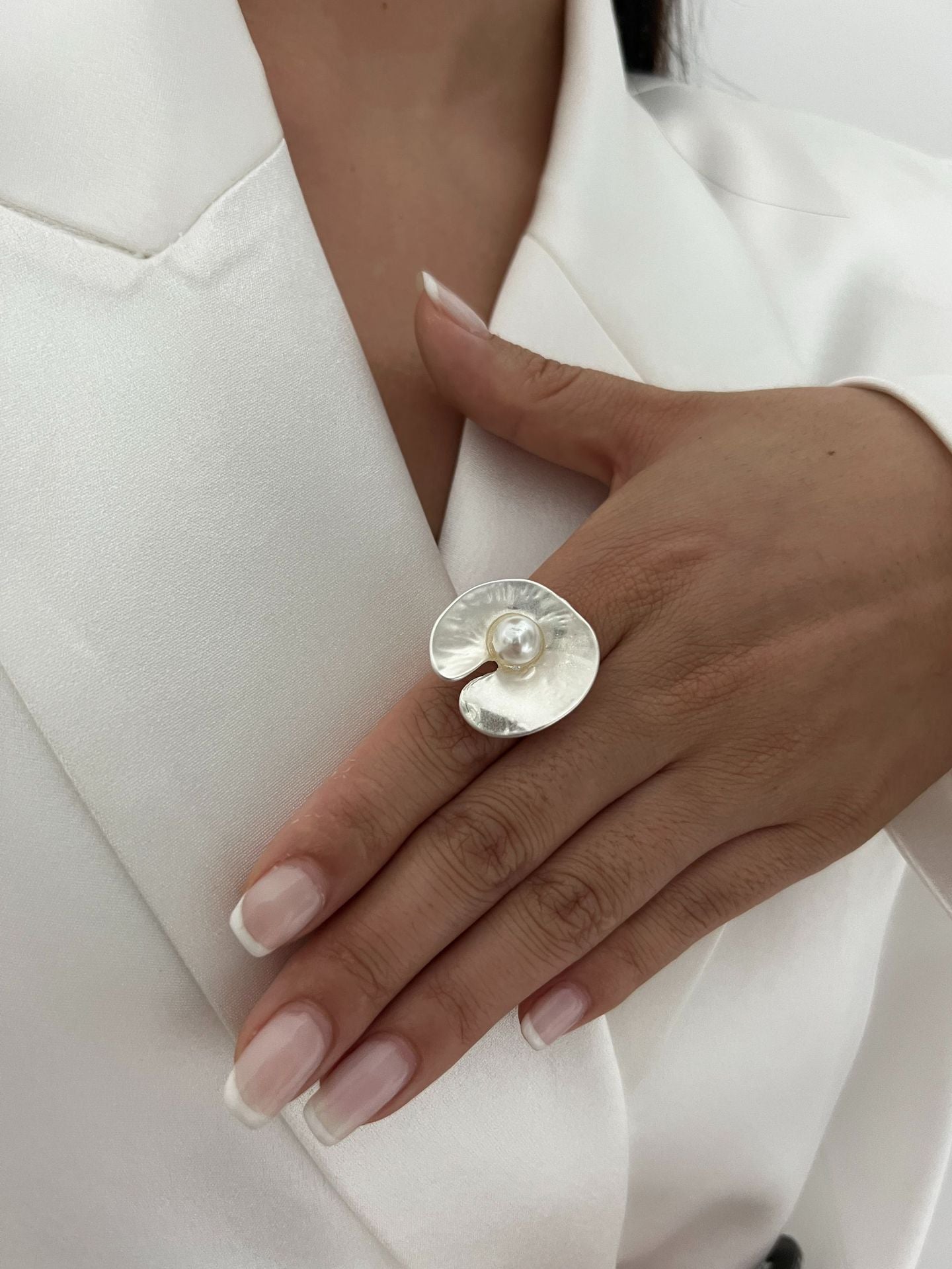 Anello regolabile in lega con design geometrico floreale, spazzolato, color argento, stile minimalista