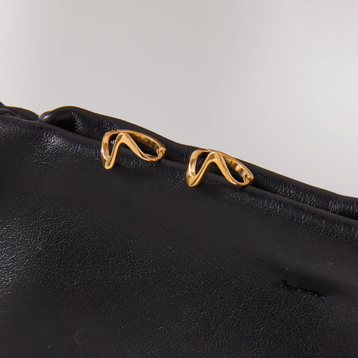 Orecchini a Cerchio Geometrici da Donna in Acciaio Inossidabile Dorato con Dettaglio Linea Minimalista e Finitura in Acciaio al Titanio Premium