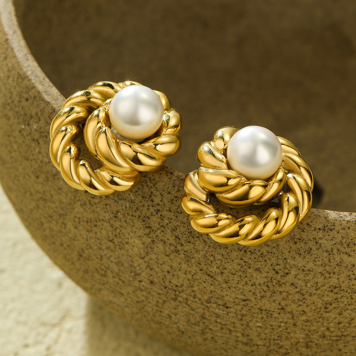 Orecchini a perno tondi vintage in acciaio inossidabile placcati oro con intarsio di perle da donna