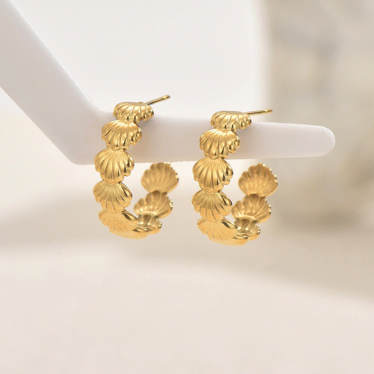 Pendientes minimalistas de aleación de zinc en forma de concha inspirados en el océano con acabado galvanizado para mujer