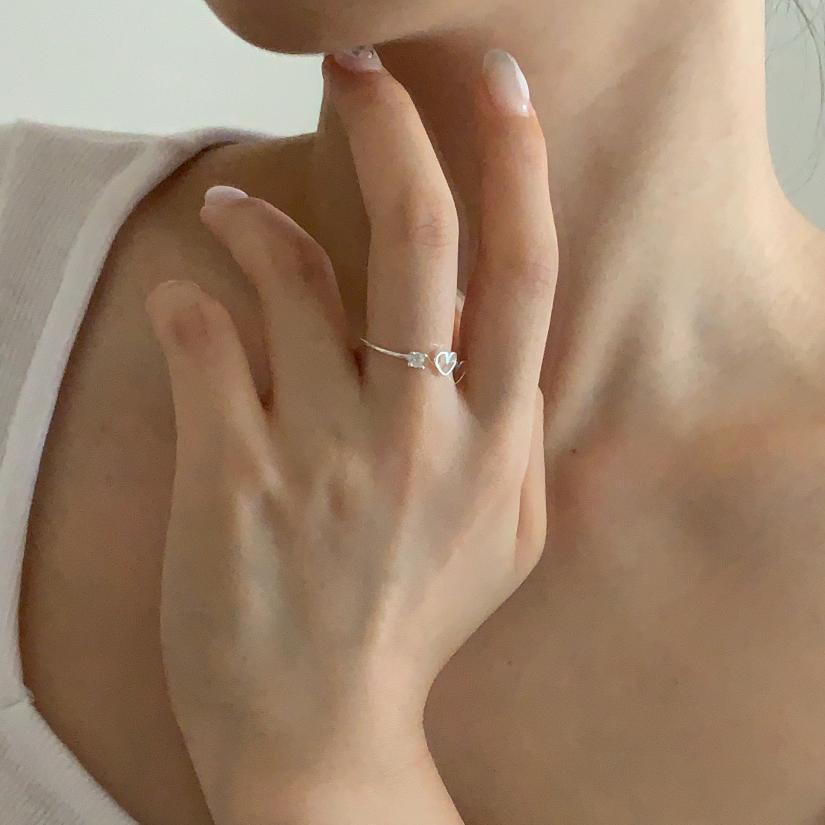 Anello in Argento Sterling S925 a Forma di Cuore Minimalista con Intarsio in Zirconia Cubica e Bordi Geometrici Arrotondati