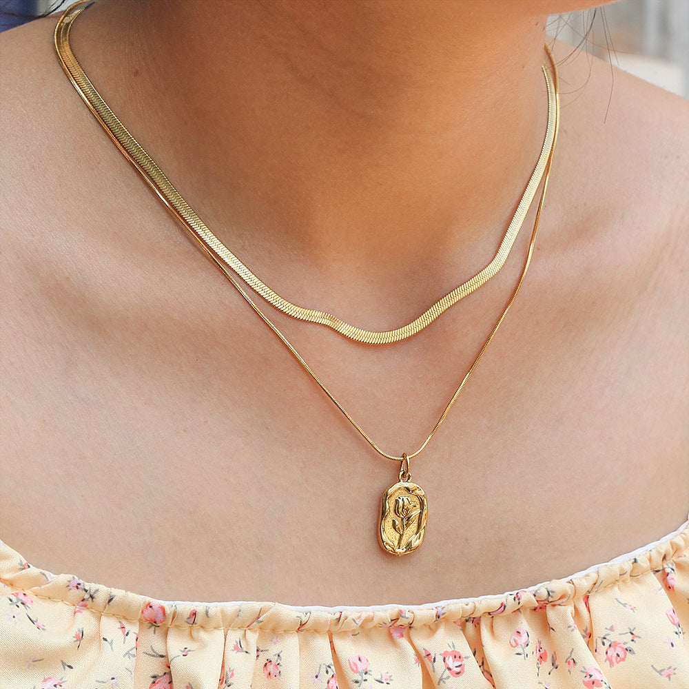 Collar con colgante de rosa floral de moda para mujer con gota de acero de titanio y cadena de serpiente plana chapada