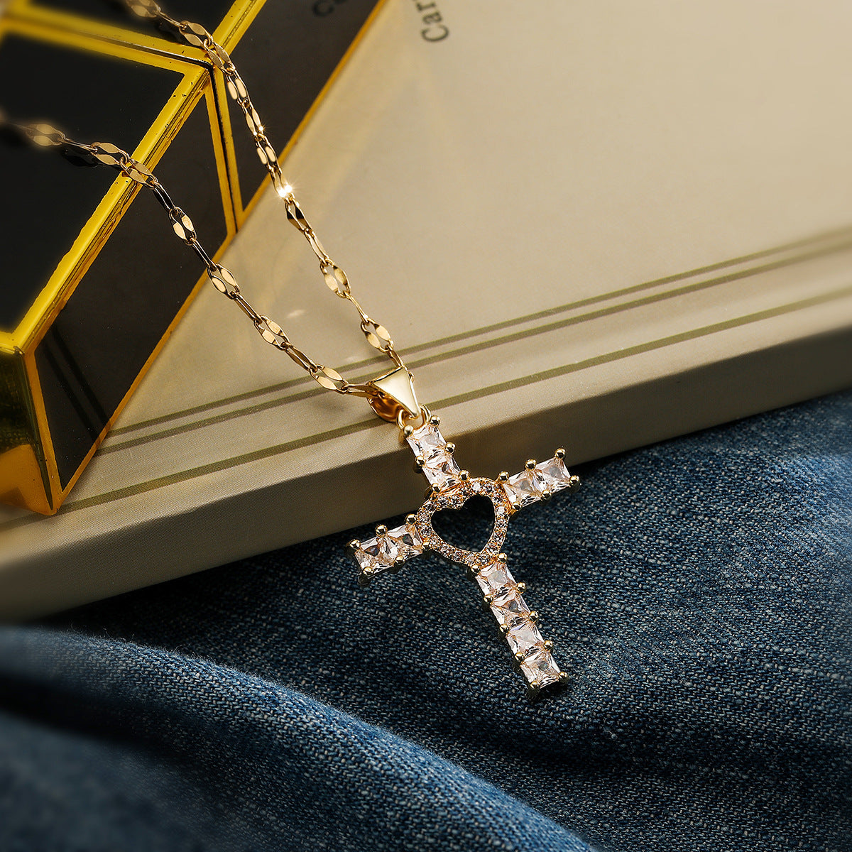 Collana con pendente a croce irregolare geometrica minimalista da donna in ottone placcato oro vero con intarsio in zirconi
