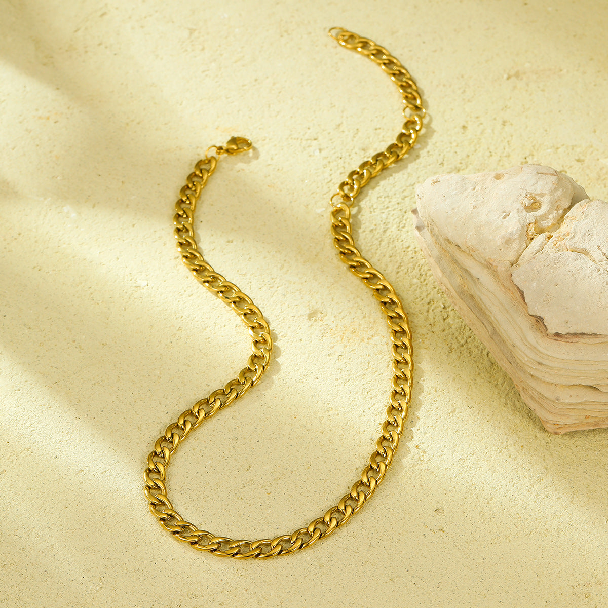 Collar de clavícula minimalista de titanio y acero chapado en oro estilo francés vintage para mujer con acabado pulido