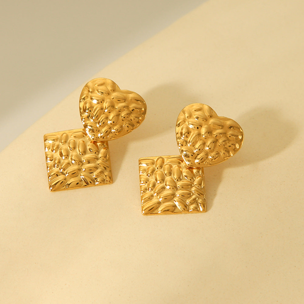 Pendientes cuadrados minimalistas de corazón de acero de titanio con textura martillada y baño de oro de 18 quilates para un uso hipoalergénico e impermeable