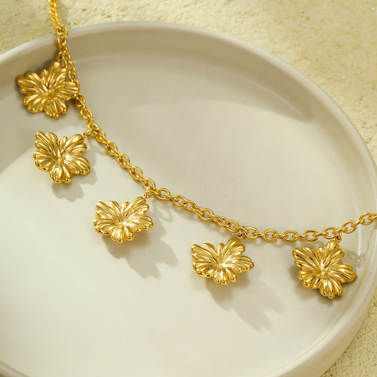 Collar minimalista con colgante de pétalo irregular para mujer en acero inoxidable con acabado galvanizado