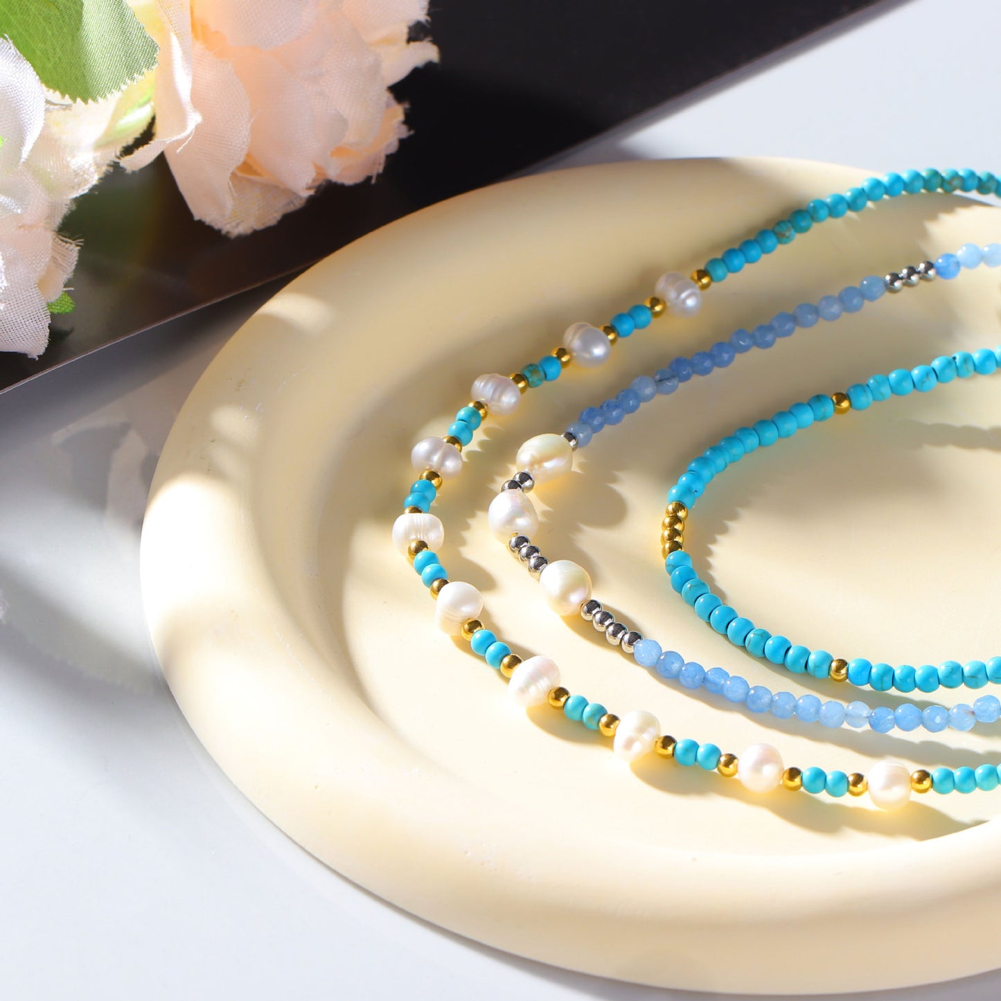 Collana con Perla Minimalista da Donna con Catena in Acciaio Inossidabile e Ciondolo in Acciaio al Titanio con Perline Blu e Finitura Placcata