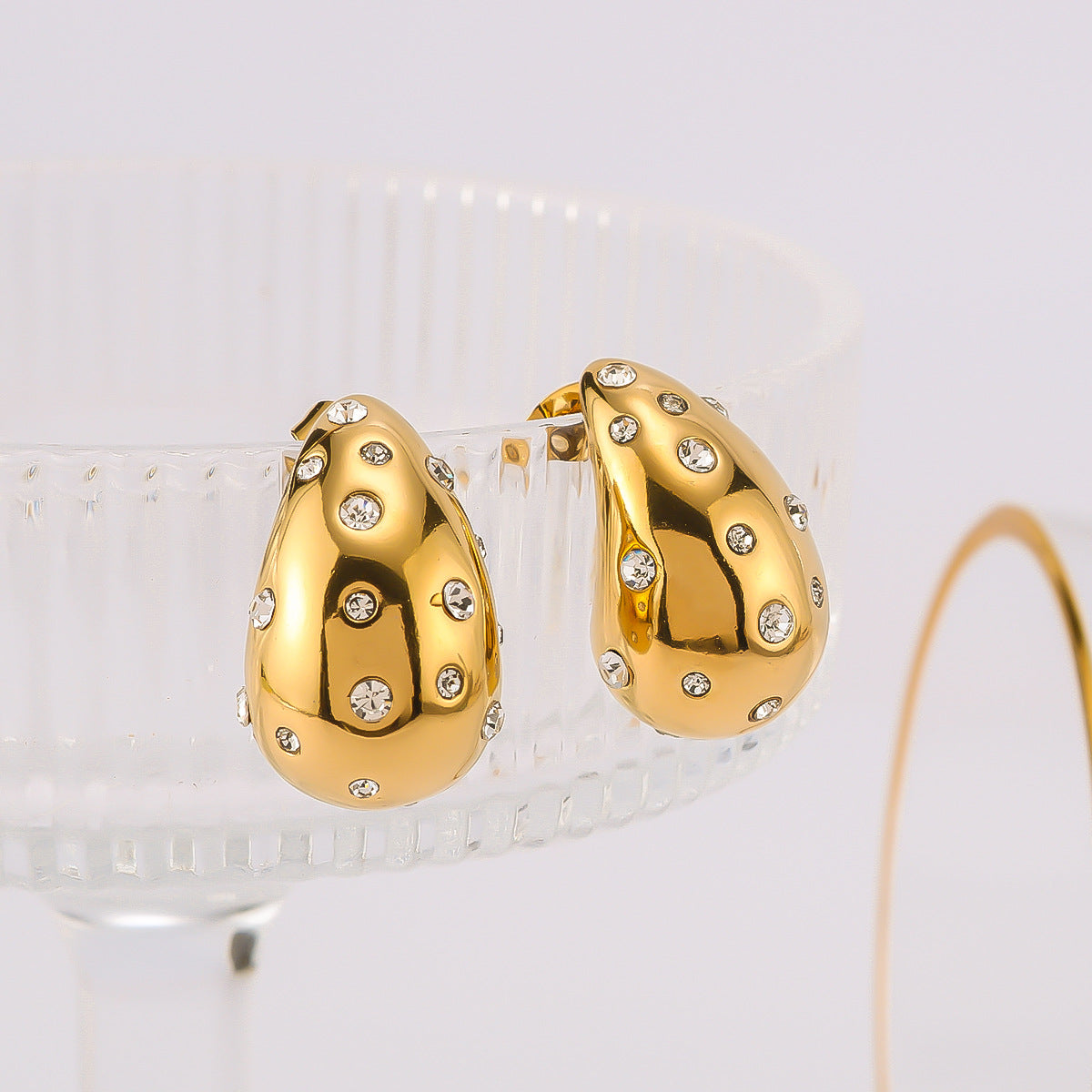 Orecchini da donna in acciaio inossidabile a forma di goccia, dal gusto vintage, con intarsi in strass e placcatura sottovuoto in oro 18 carati