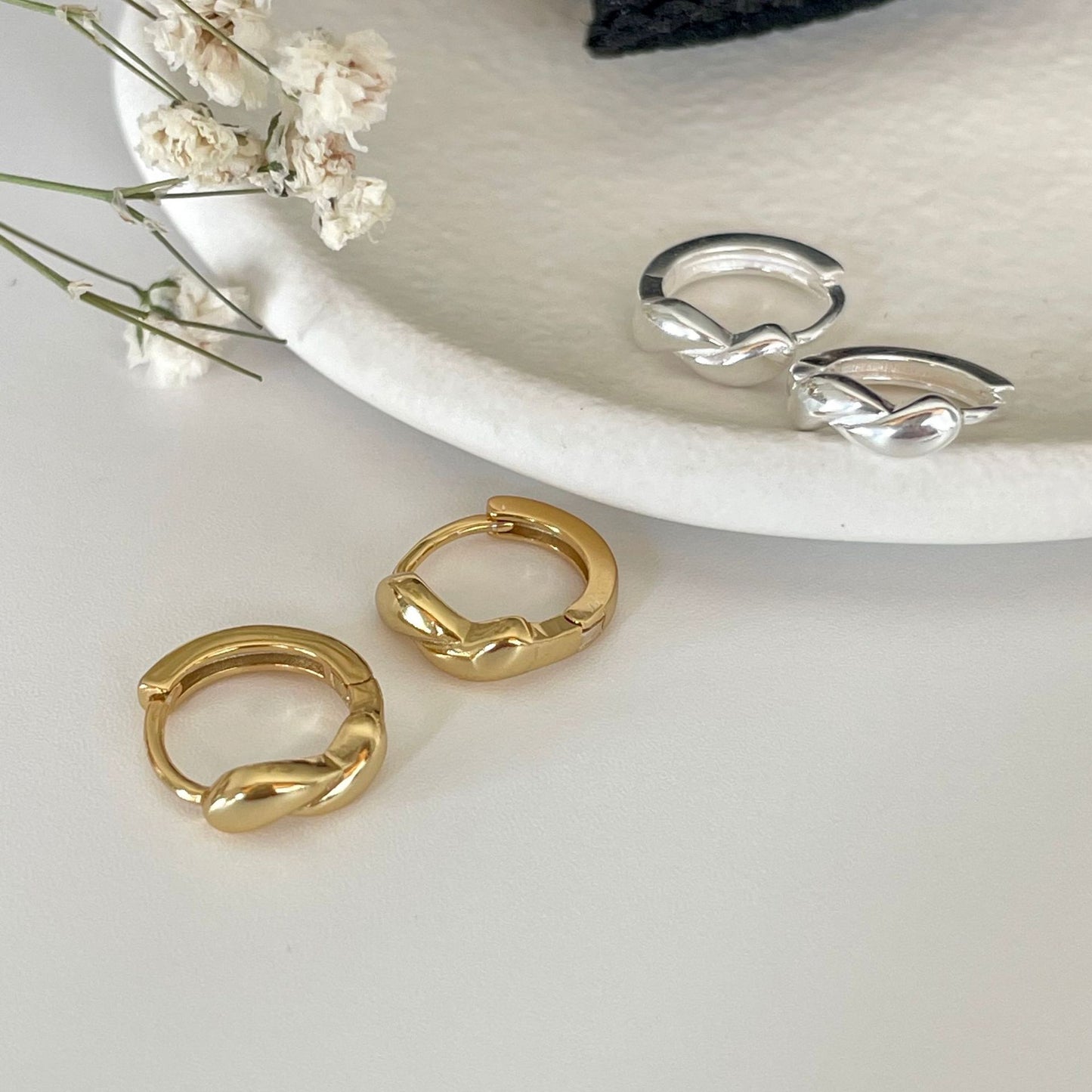 Orecchini a perno da donna minimalisti a goccia in argento sterling 925 con perle intarsiate a scacchi