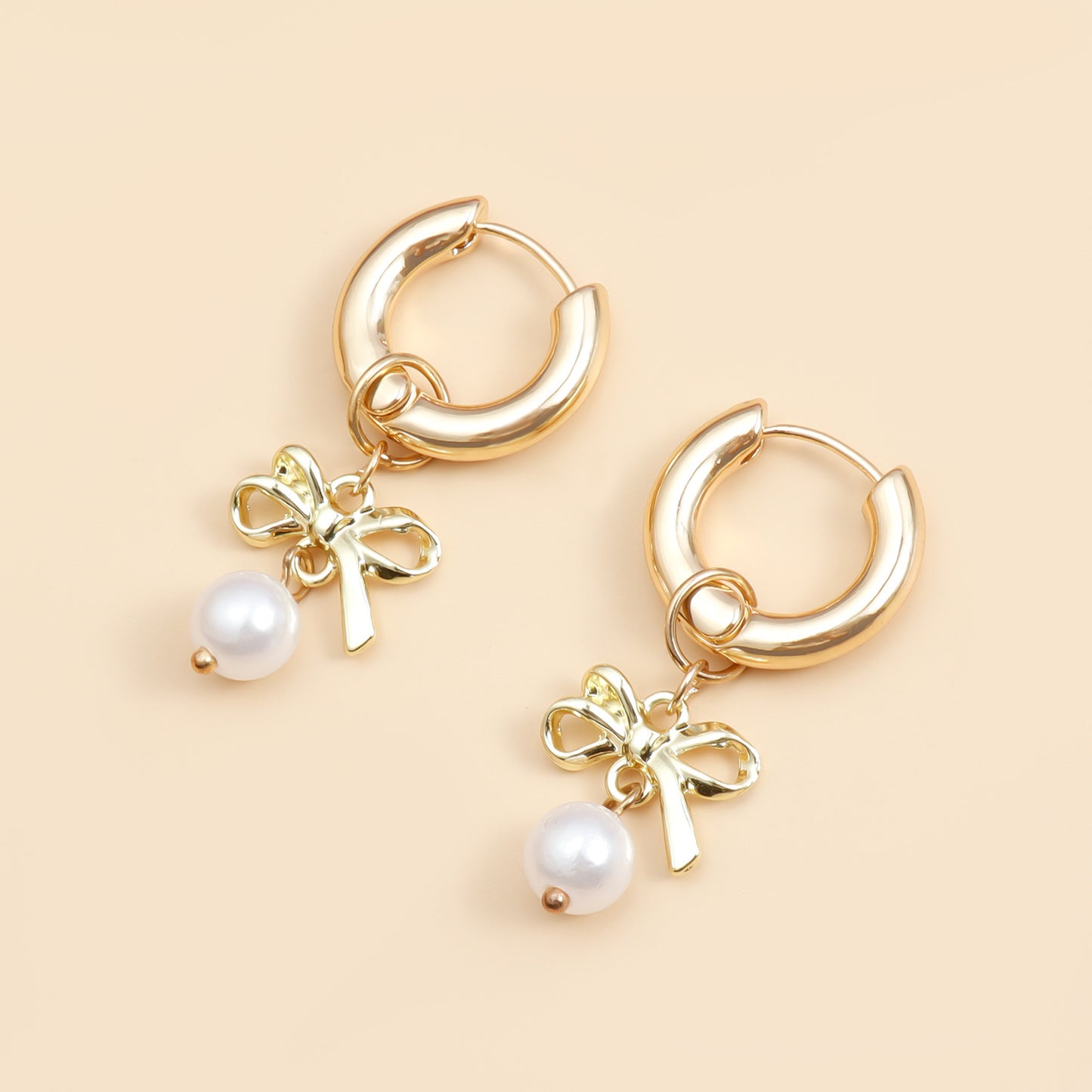 Aretes de aro simétricos con perlas y lazo de estilo vintage para mujer, con base de aleación y acabado galvanizado