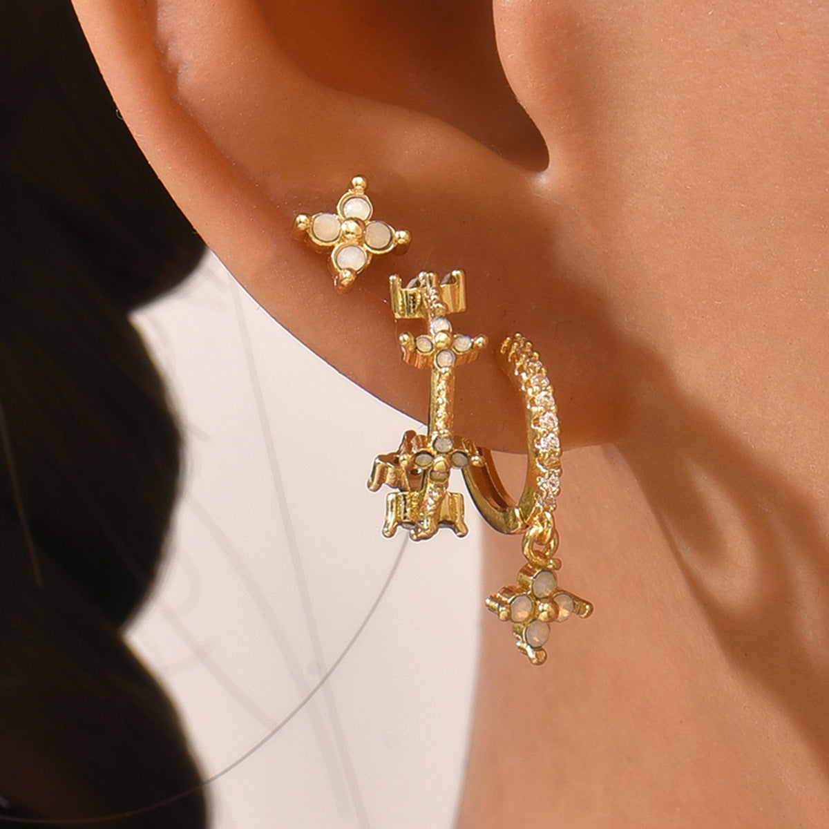 Aretes Minimalistas Geométricos con Incrustaciones de Zirconia en Base de Cobre y Postes de Acero Inoxidable para Mujer