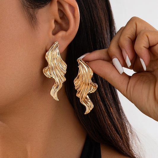Pendientes de aleación con forma de pez dorado exagerada con acabado chapado para mujer, diseño de pez con cola de onda, postes de acero inoxidable