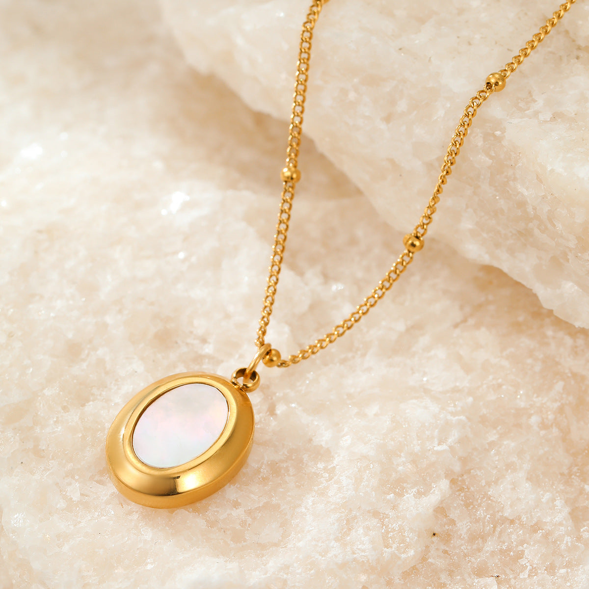 Collar con colgante ovalado geométrico minimalista de abulón blanco en acero de titanio con acabado chapado para mujer