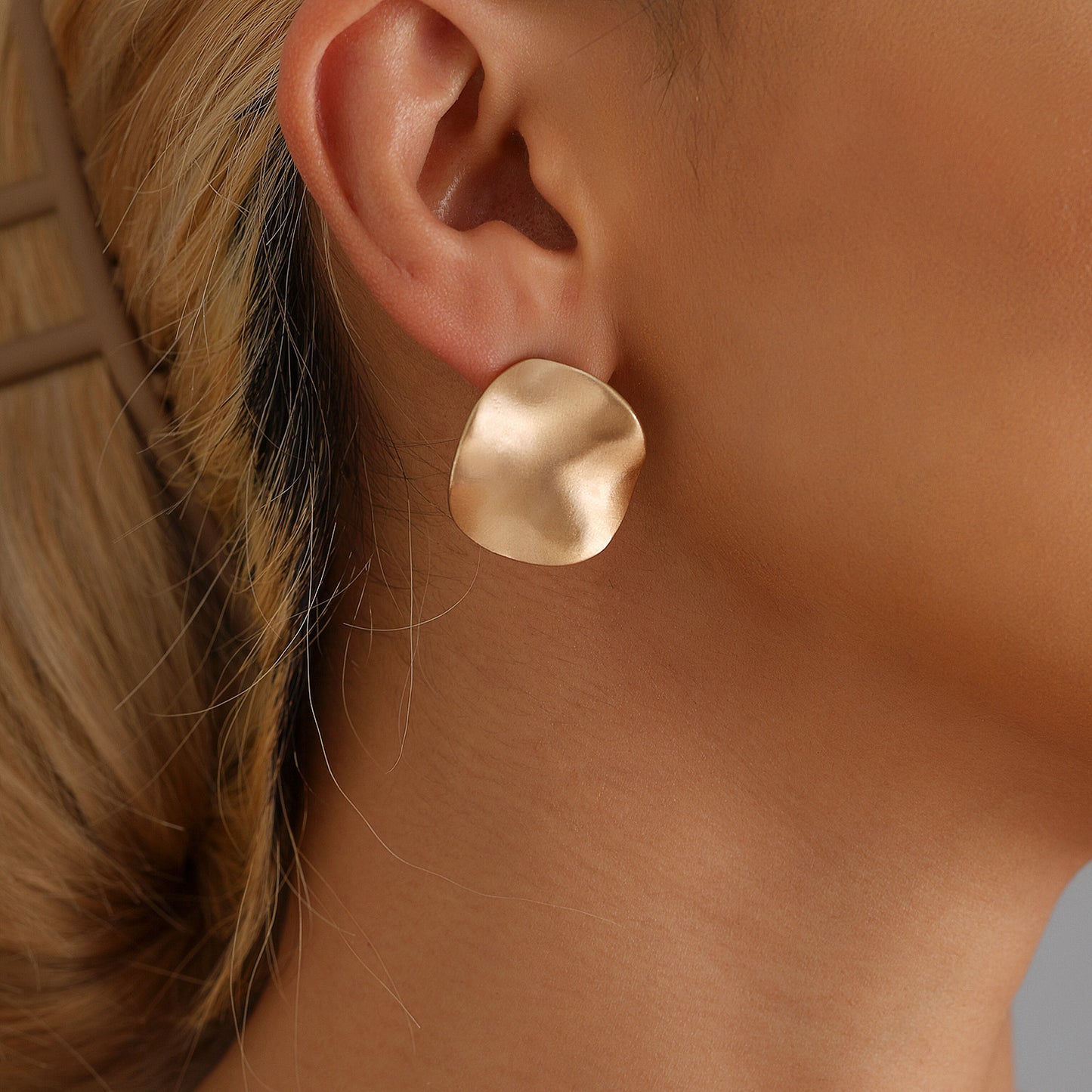Pendientes de botón de aleación de zinc geométricos vintage con acabado mate y diseño plegado irregular para mujer