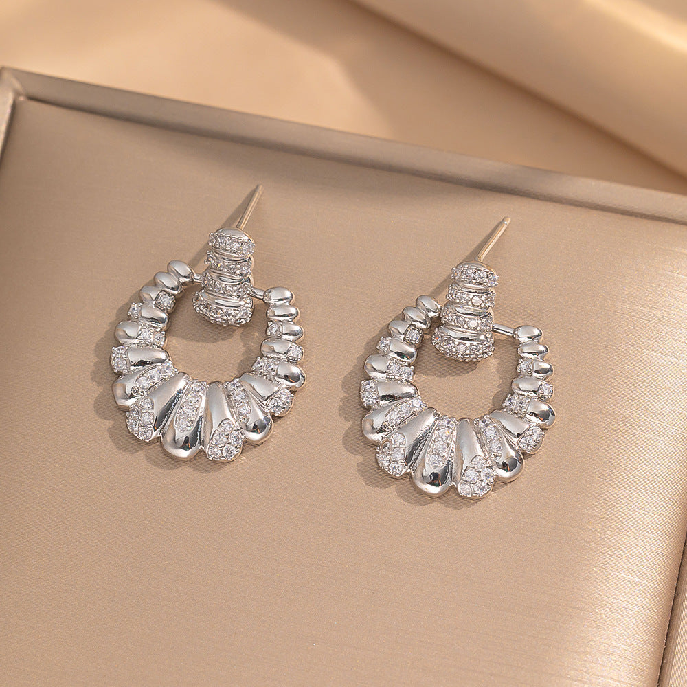 Orecchini a perno Saturno minimalisti color oro in ottone con zirconi per donna