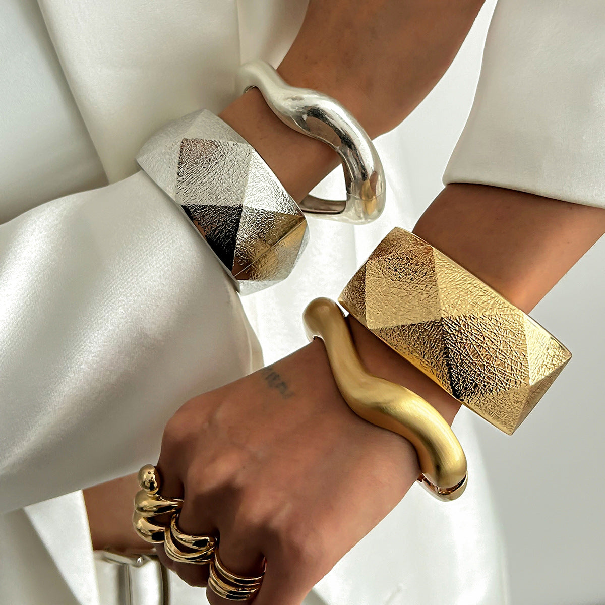 Bracciale da donna in lega opaca sfaccettata geometrica Cyberpunk con finitura galvanica e design a trama irregolare