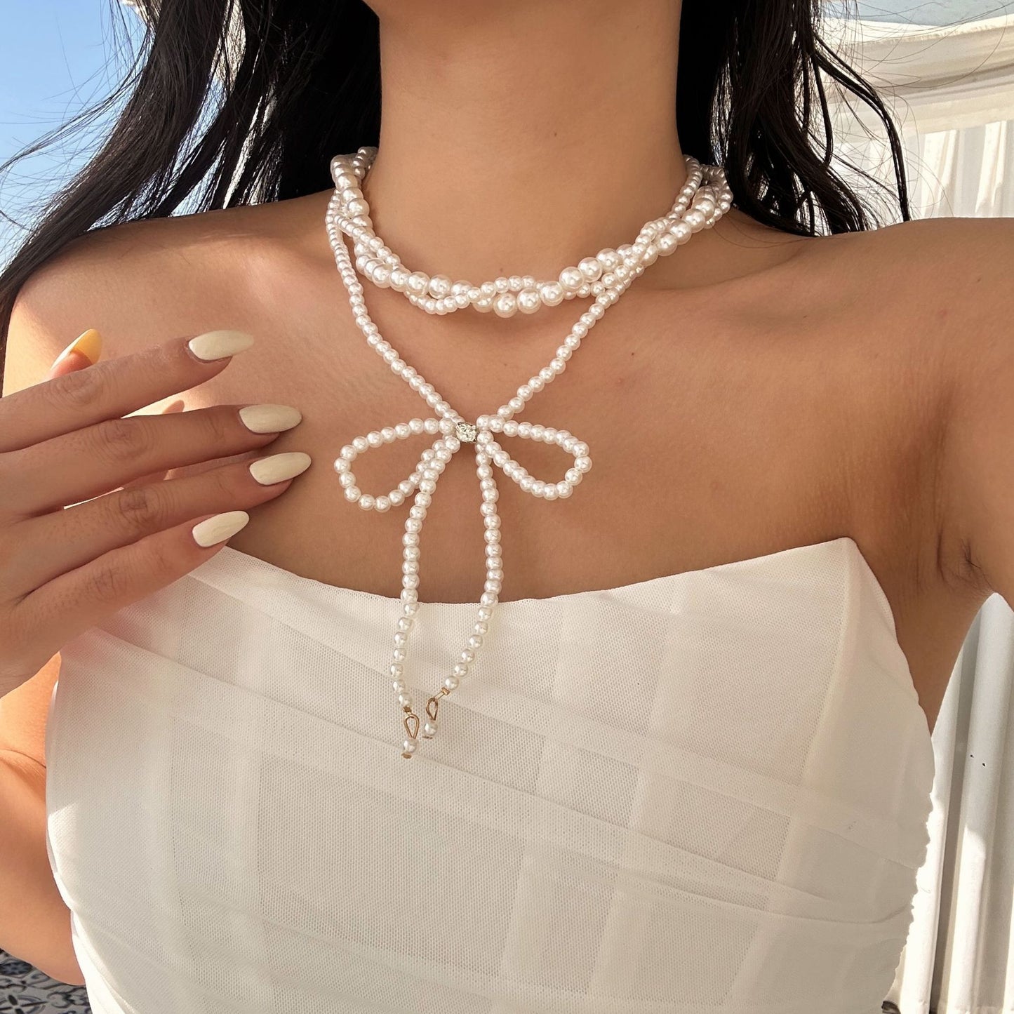 Elegante collana a strati con perle finte e motivo geometrico da donna