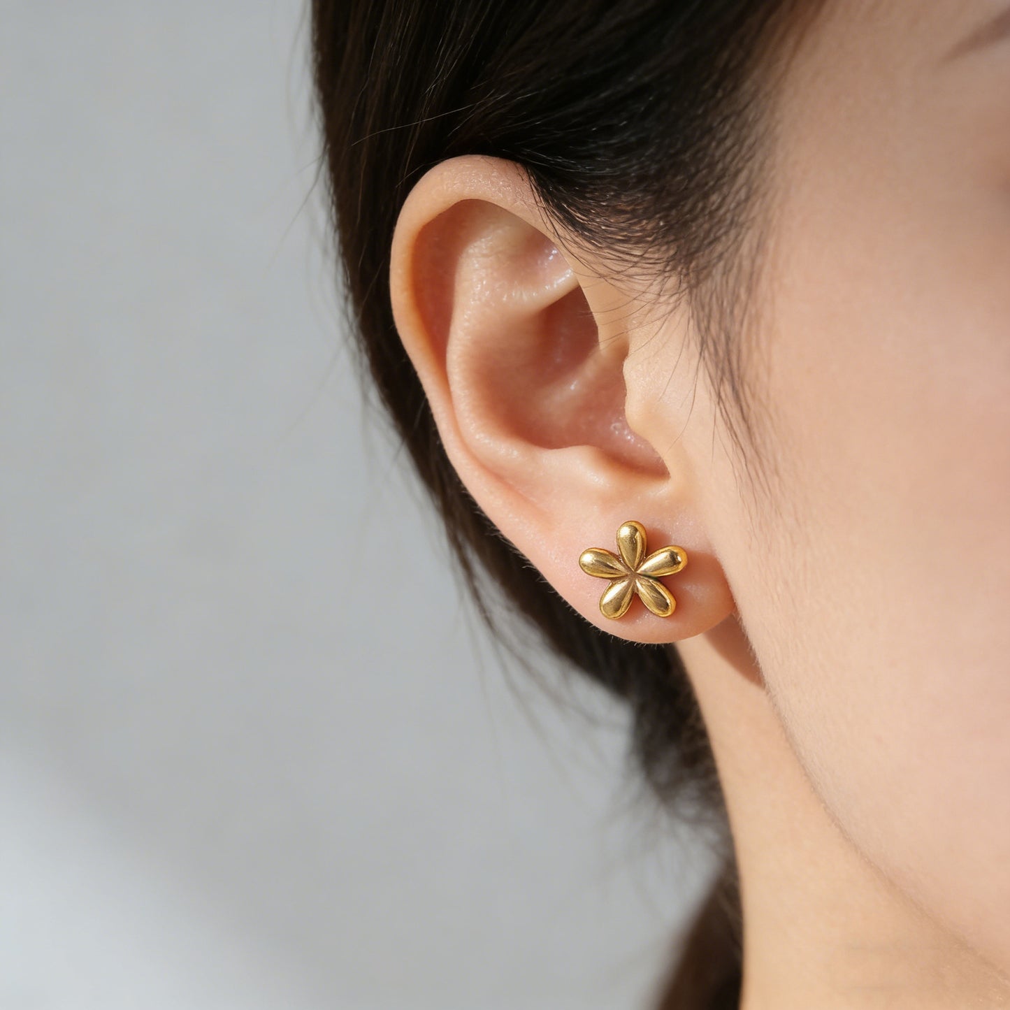 Eleganti Orecchini a Perno da Donna in Acciaio Inossidabile con Fiori