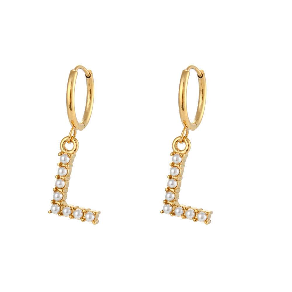 Orecchini a perno a forma di lettera dal design minimalista per donna in acciaio inossidabile con placcatura in oro 18 carati e dettagli in perle