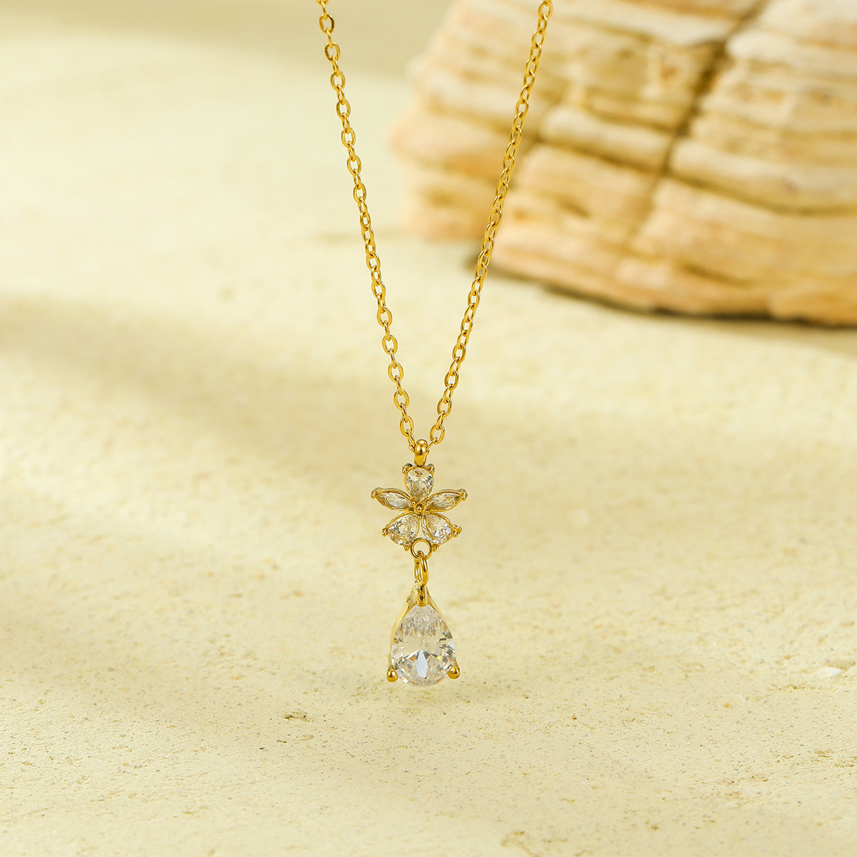 Collana da donna in acciaio inossidabile con zirconia a forma di petalo e finitura placcata