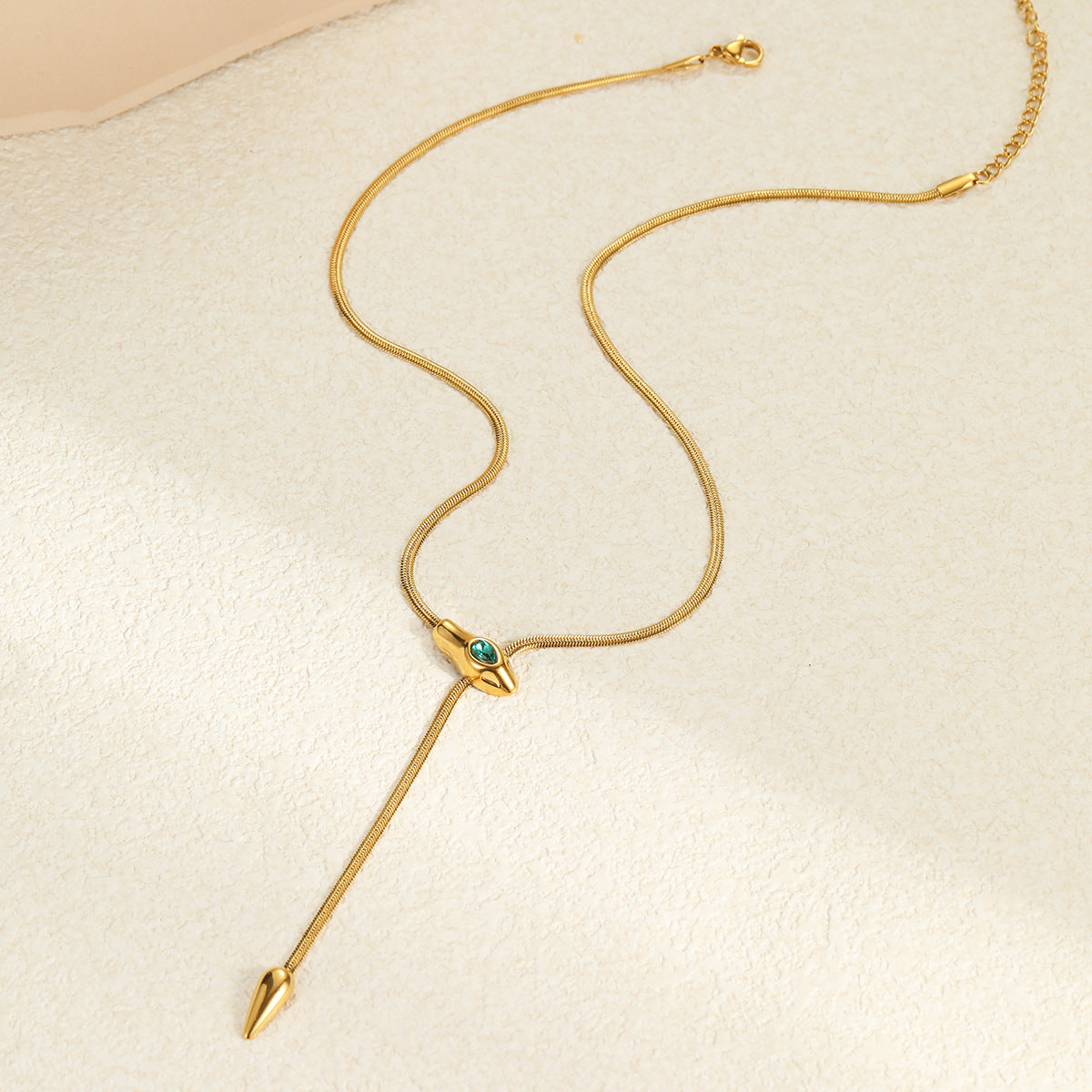 Collana da donna alla moda in acciaio inossidabile a forma di serpente con intarsio in zircone, catena clavicola retrò minimalista