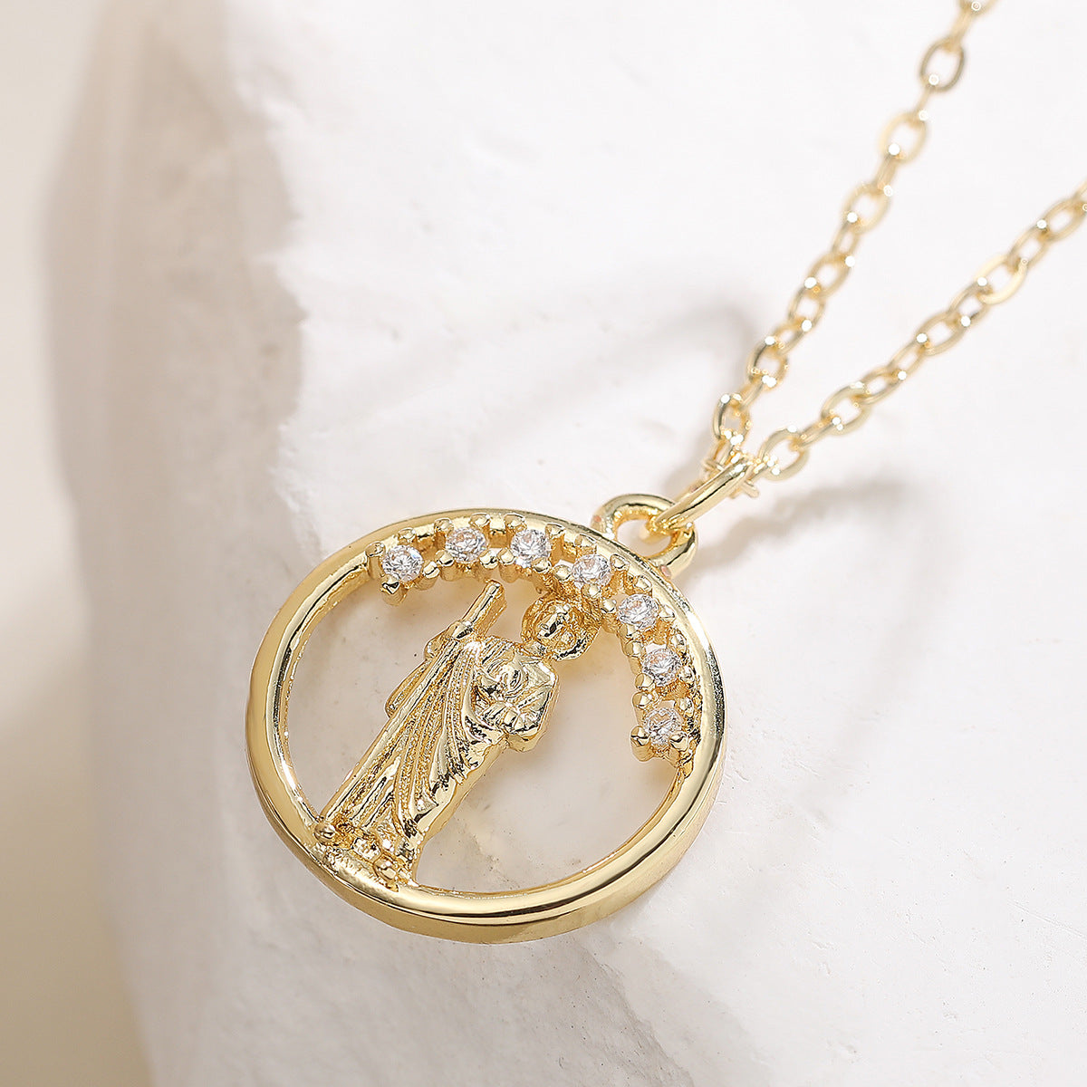 Minimalist 18K Gold Plated Brass Round Geometric Cubic Zirconia Pendant Necklace