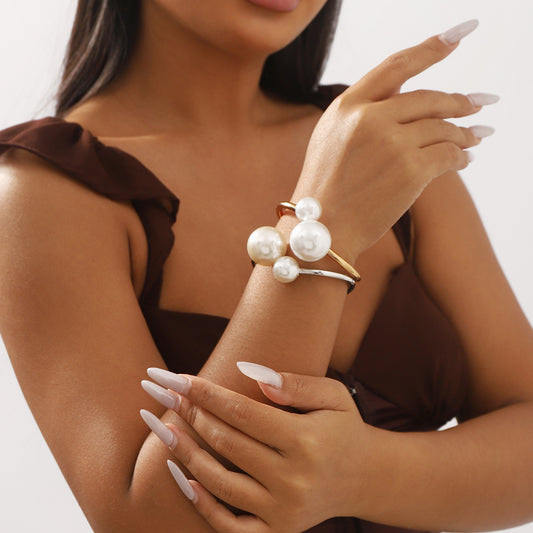 Pulsera Geométrica de Aleación Dulce y Atrevida con Detalles de Perlas Simuladas y Cierre de Resorte