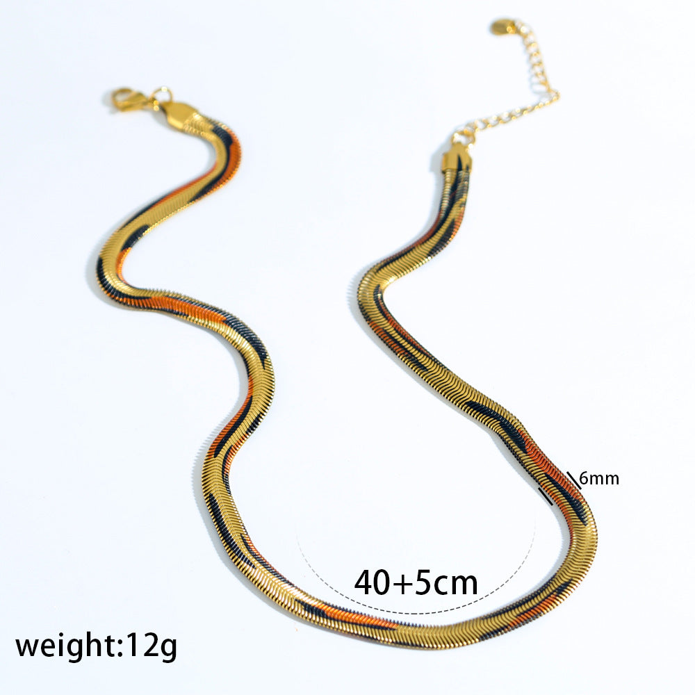 Collana girocollo a catena a serpente placcata in acciaio al titanio geometrica minimalista per donna con estetica di lusso ispirata alla melanina