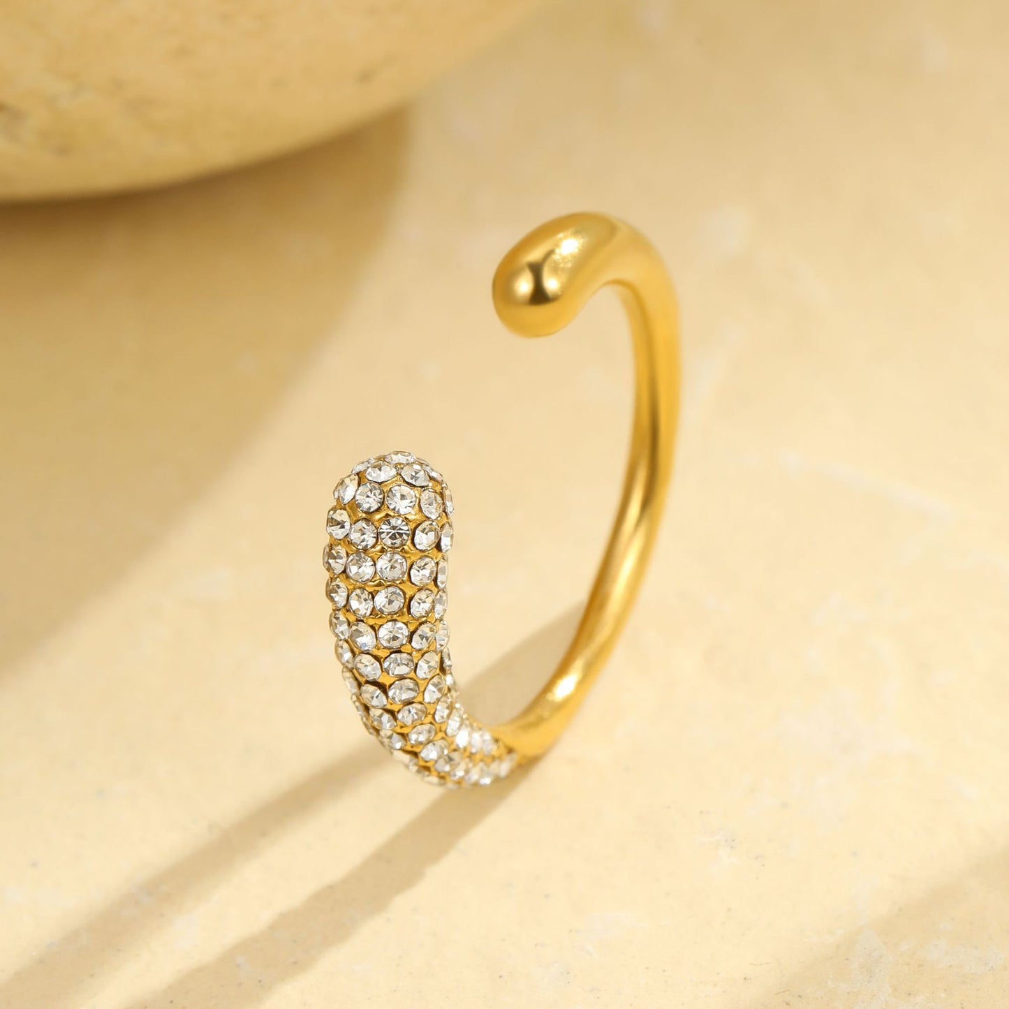 Elegante anillo de acero inoxidable de inspiración francesa con diseño geométrico, incrustaciones de pedrería blanca y banda abierta ajustable para mujer