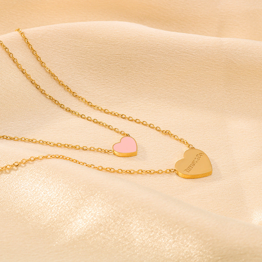 Collana da donna a doppio strato minimalista a forma di cuore in acciaio al titanio con lettere smaltate e placcatura in oro