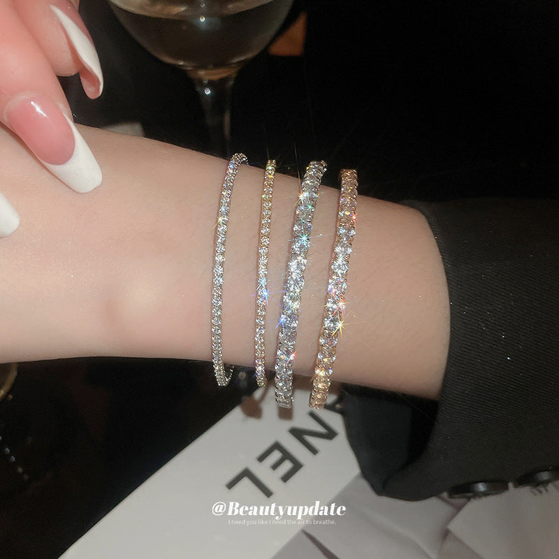 Bracciale rigido aperto da donna minimalista ed elegante in rame con intarsio di strass