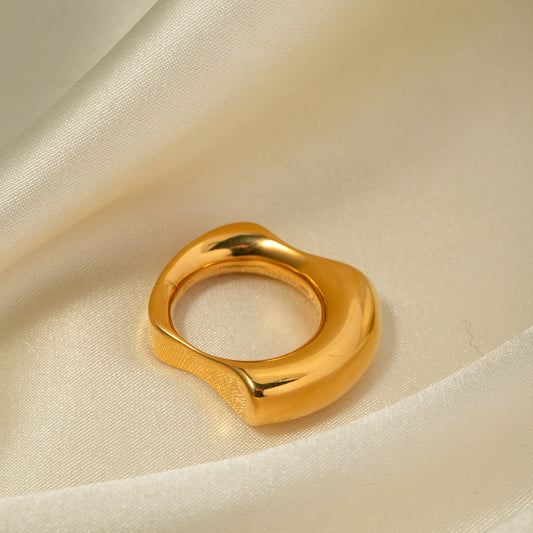 Anello da donna alla moda placcato oro 18 carati in acciaio inossidabile con texture irregolare