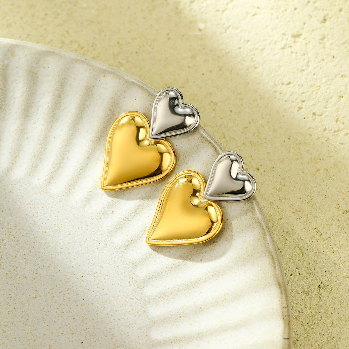Pendientes de acero de titanio chapados en forma de corazón minimalistas y elegantes para mujer