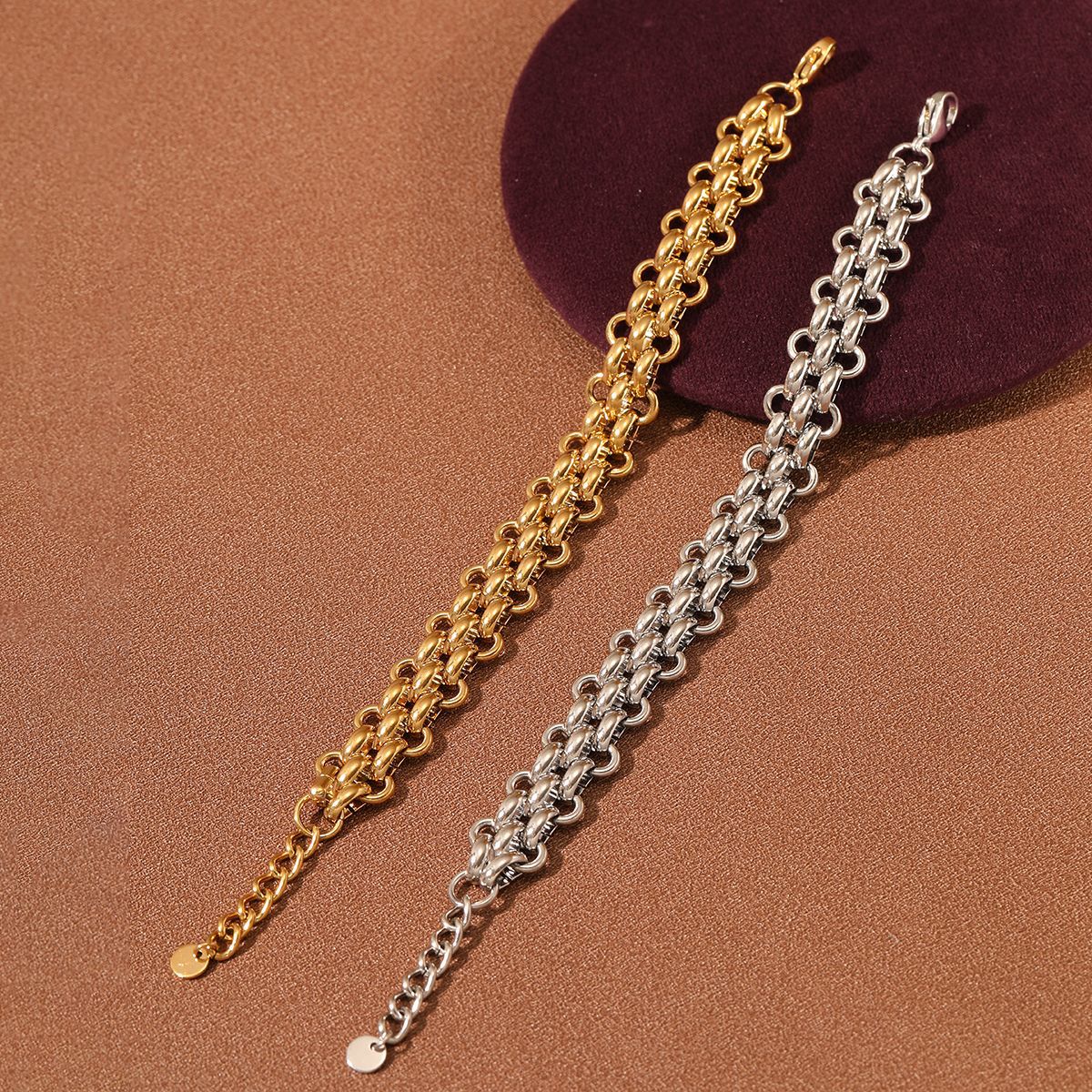 Bracciale da donna in acciaio di titanio geometrico alla moda con placcatura in oro 18 carati e finitura metallica