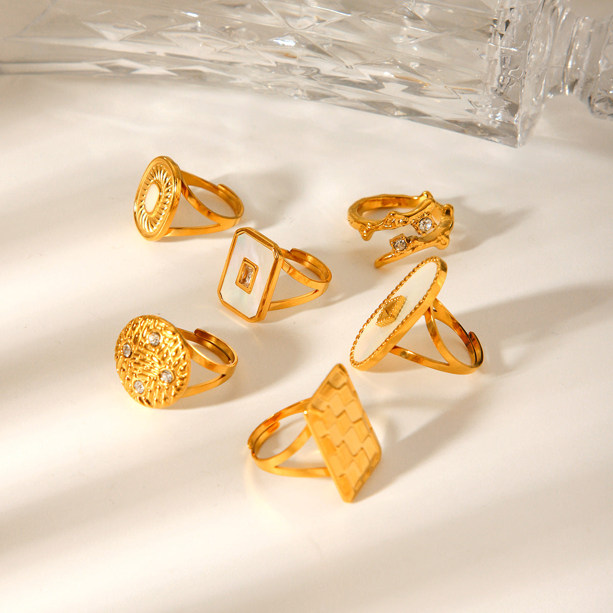 Anello geometrico in acciaio inossidabile da donna con placcatura in oro 18 carati, intarsio in madreperla bianca e accenti di strass