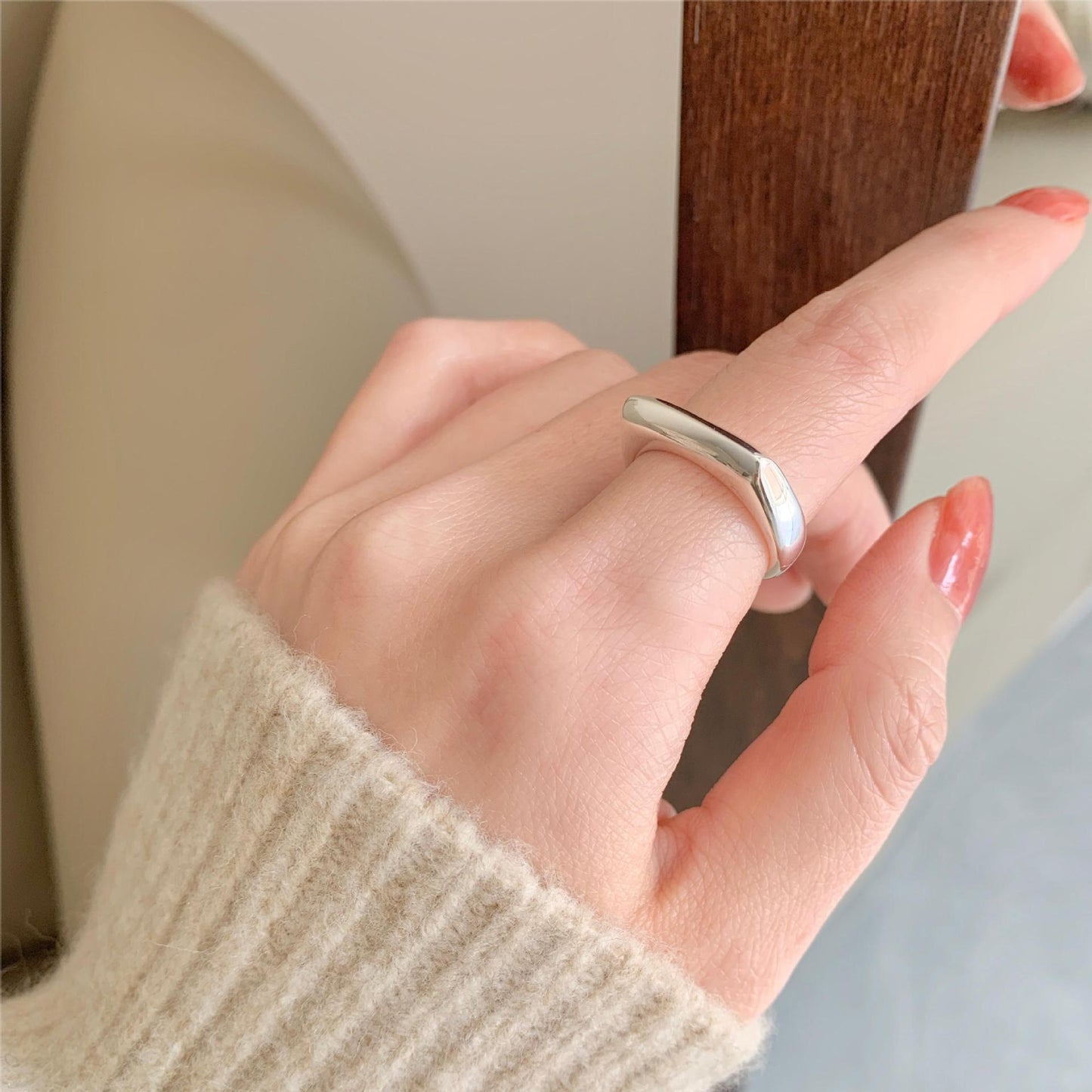 Anello Minimalista Irregolare a Forma di Cuore in Argento Sterling 925 con Dettaglio a Strisce Geometriche per Donna