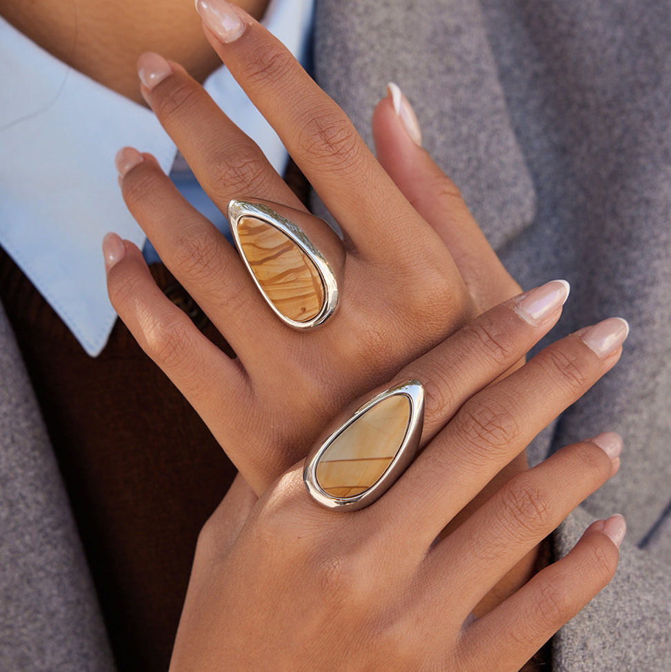 Anillo de acero de titanio con grano de madera geométrica estilo vintage para mujer con banda de acero inoxidable con chapado de oro al vacío PVD