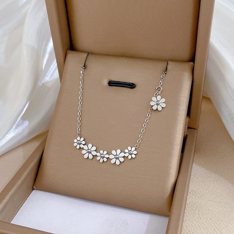 Collana girocollo minimalista in acciaio al titanio con motivo floreale