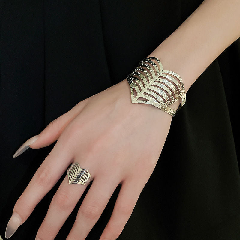 Pulsera de metal con patrón de cuadrícula geométrica de tono frío minimalista con acabado galvanizado para mujer