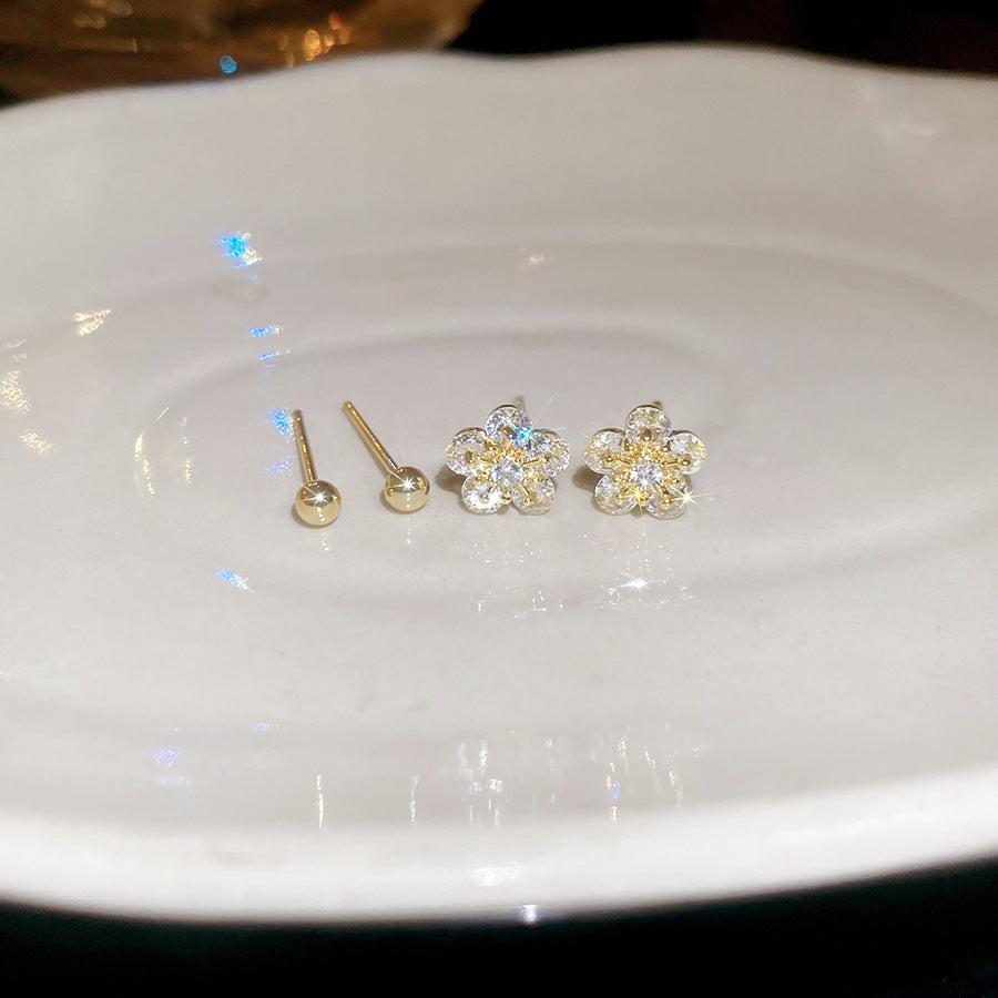 Juego de pendientes minimalistas de circonita floral para mujer con postes de acero inoxidable y base de cobre