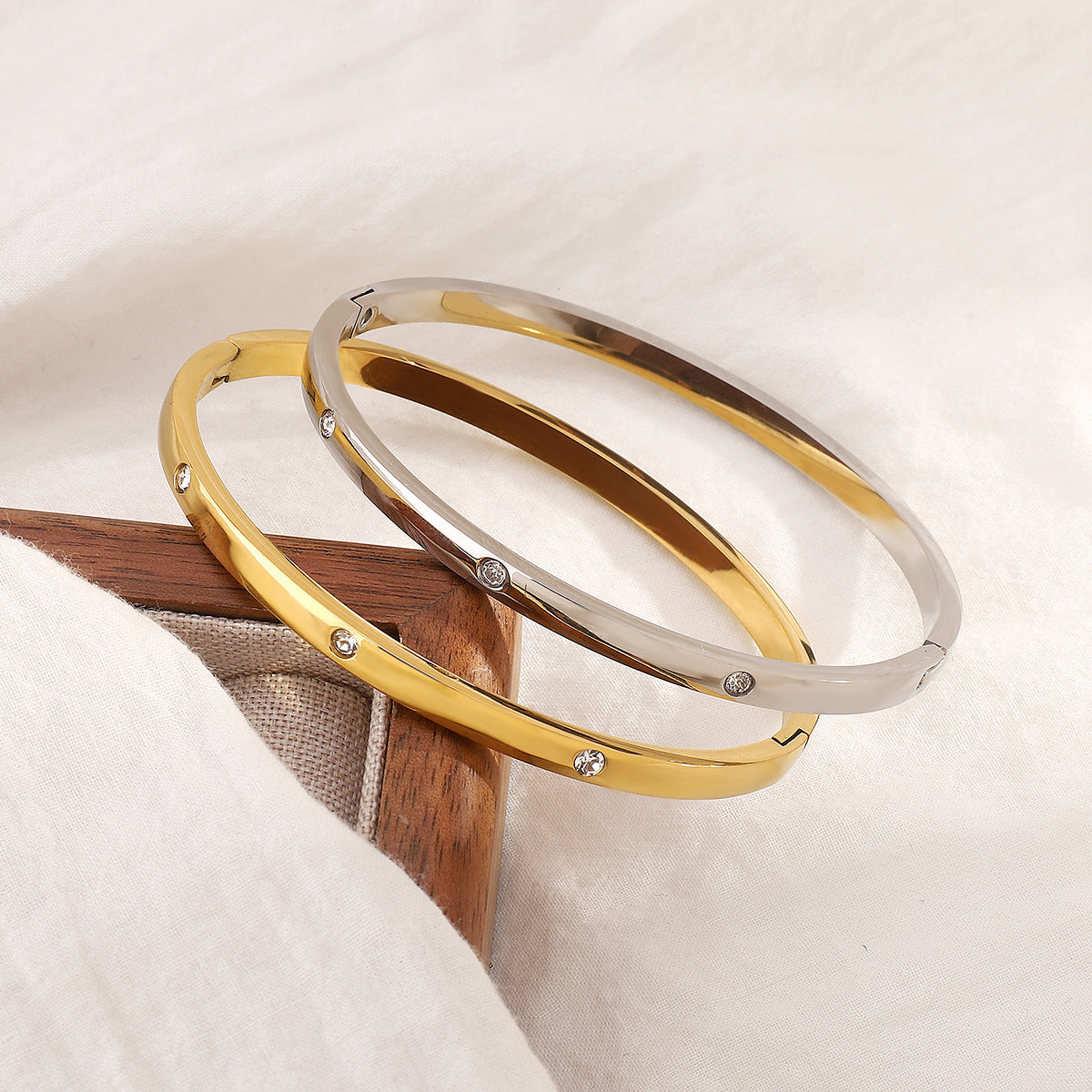 Pulsera de Acero Inoxidable Geométrica Minimalista con Incrustaciones de Circonita y Cierre de Resorte