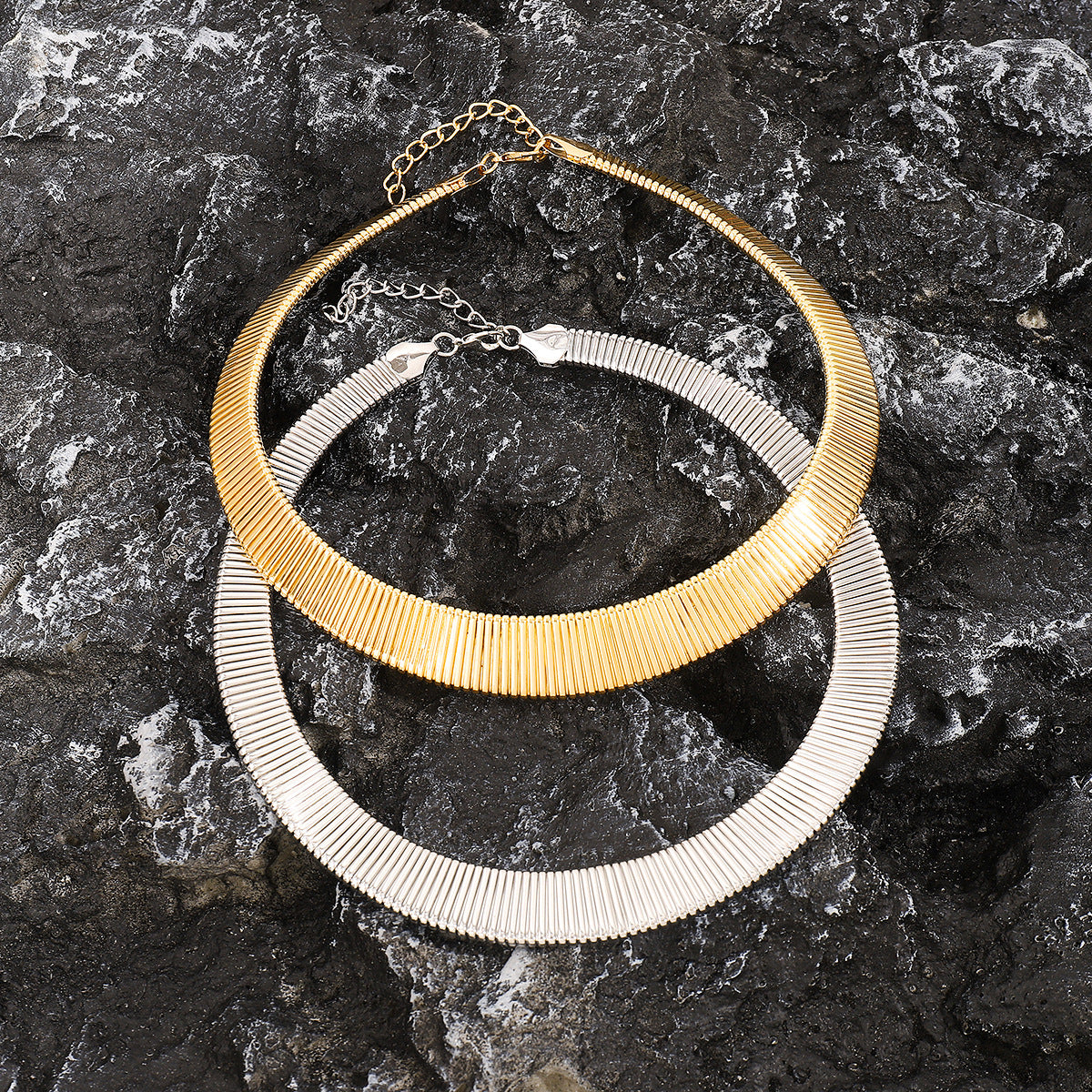 Gargantilla geométrica estilo punk para mujer con acabado galvanizado y diseño minimalista de anillo ancho liso