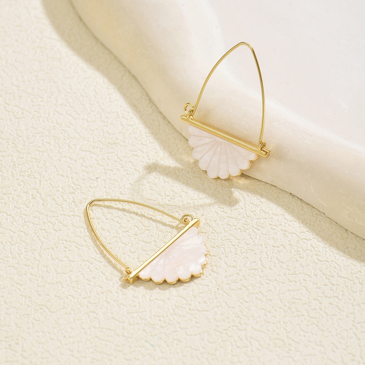 Orecchini da donna di lusso minimalisti a forma di ventaglio con intarsio in madreperla e perno in acciaio inossidabile