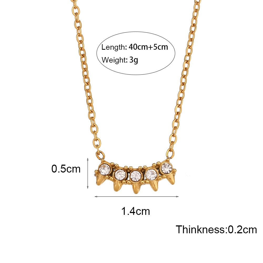 Collana con Pendente Geometrico alla Moda in Acciaio Inossidabile con Placcatura in Oro 18K, Accenti in Acciaio al Titanio, Accenti di Strass e Dettaglio con Frange per Donna
