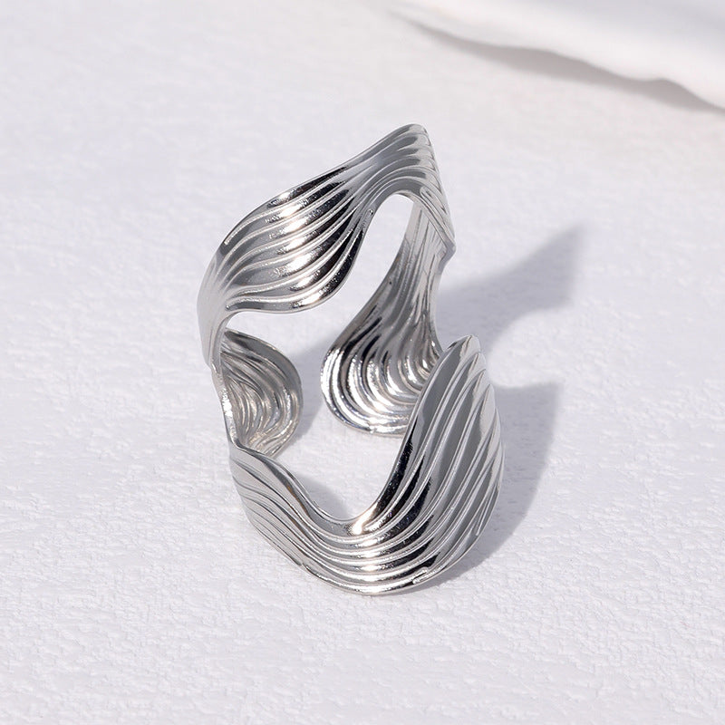 Anello da donna in acciaio inossidabile a forma geometrica irregolare e aperta, con finitura placcata e stile moderno minimalista
